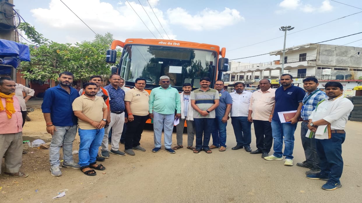 Prayagraj: AC bus service launched from Prayagraj to Shankargarh; first bus welcomed upon arrival.