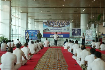 International Yoga Day: पहाड़ से मैदान तक योगमय हुई देवभूमि, आम से खास तक हर किसी ने किया योगाभ्यास, तस्वीरें International Yoga Day 2026 Public Doing Yoga From Hill to Plains All Update and Photos