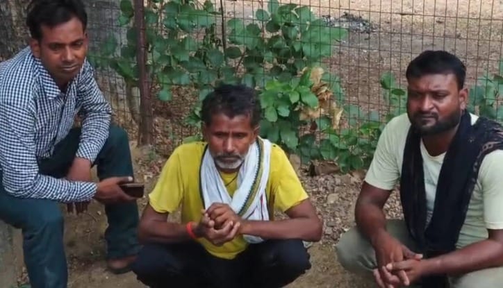दुखी परिजन।
