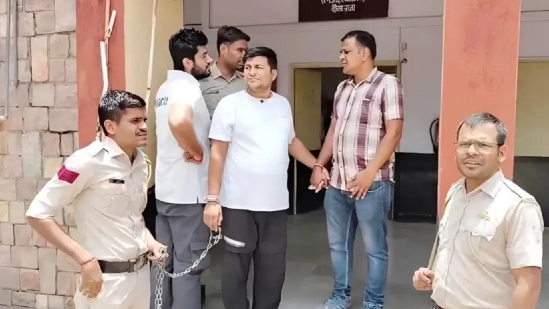 दौसा आरोपी को कोर्ट में पेश करती टीम