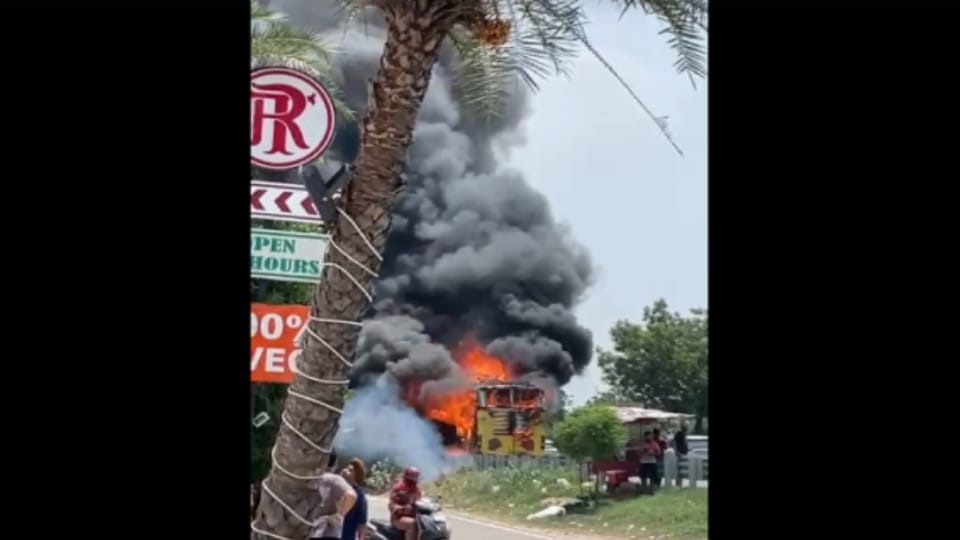 Massive fire breaks out in moving bus in Khanna