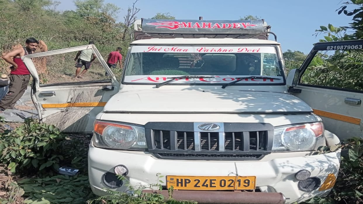 Tragic accident on the Chaukimanyar-Cantt road; youth dies after being crushed under a pickup truck.