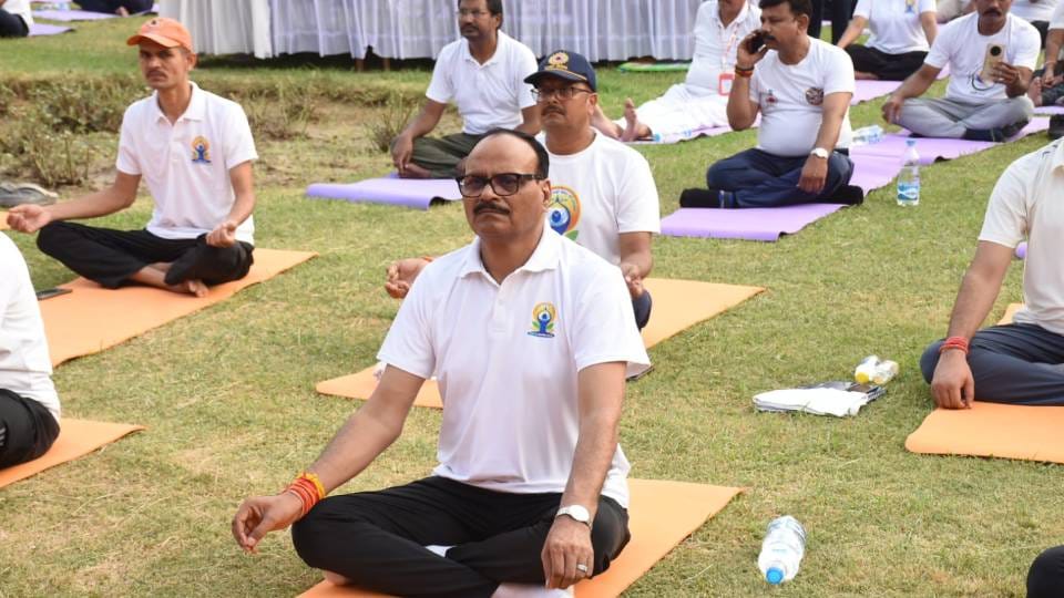 International Yoga Day 2026 Governor practiced at Raj Bhavan and CM Yogi in Jhansi all UP immersed in yoga