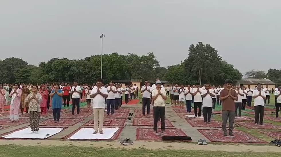 योग करते लोग