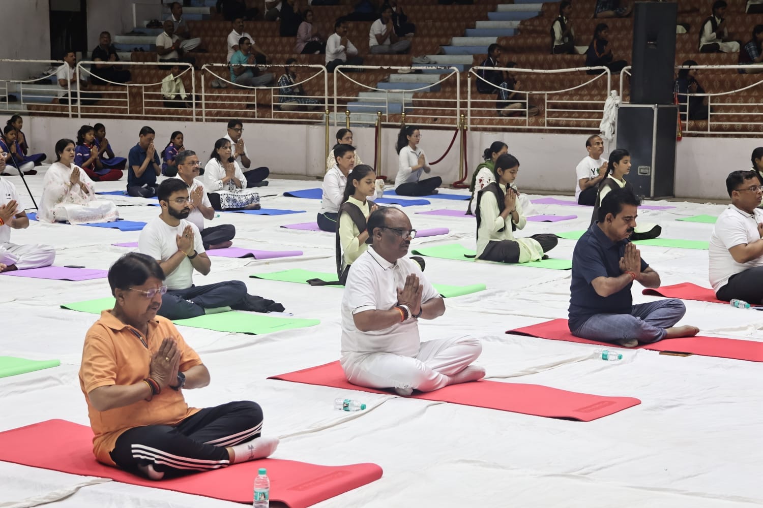 योग करते मंत्री उईके और विजयवर्गीय।