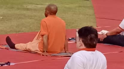 Jhansi: CM performs yoga at the foothills of the fort, delivers a message.