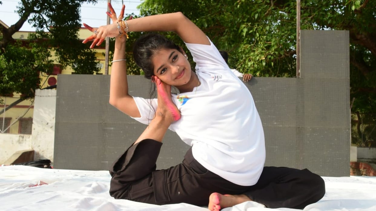 Grand Yoga Gathering in Kashi 500000 people practiced pranayama across 84 ghats and yoga sessions