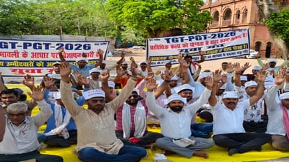 युवा मंच के बैनर तले पत्थर गिरजाघर पर प्रदर्शन करते टीजीटी-पीजीटी अभ्यर्थी।
