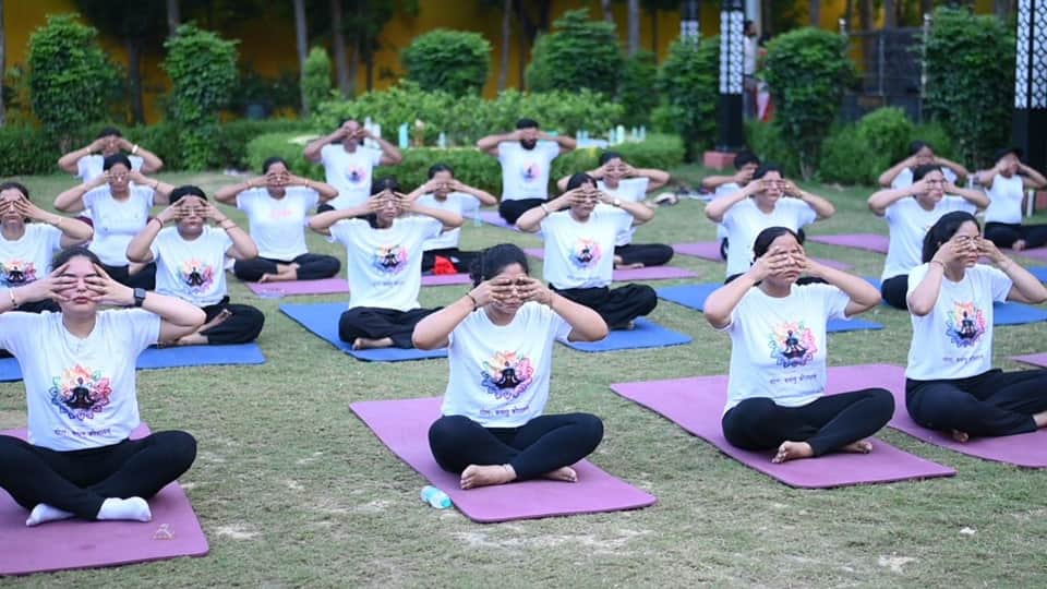 Moradabad Division resonates with the spirit of Yoga; thousands participate in a mass yoga session
