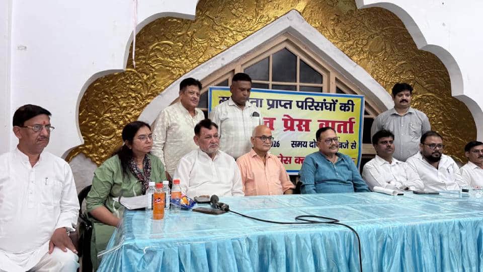 Teachers and electricity employees protested against not being invited to Eighth Pay Commission meeting