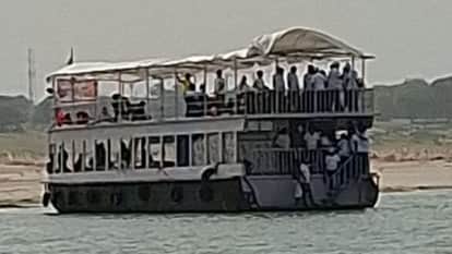 बीच गंगा में बंद हुआ बजड़े का इंजन।