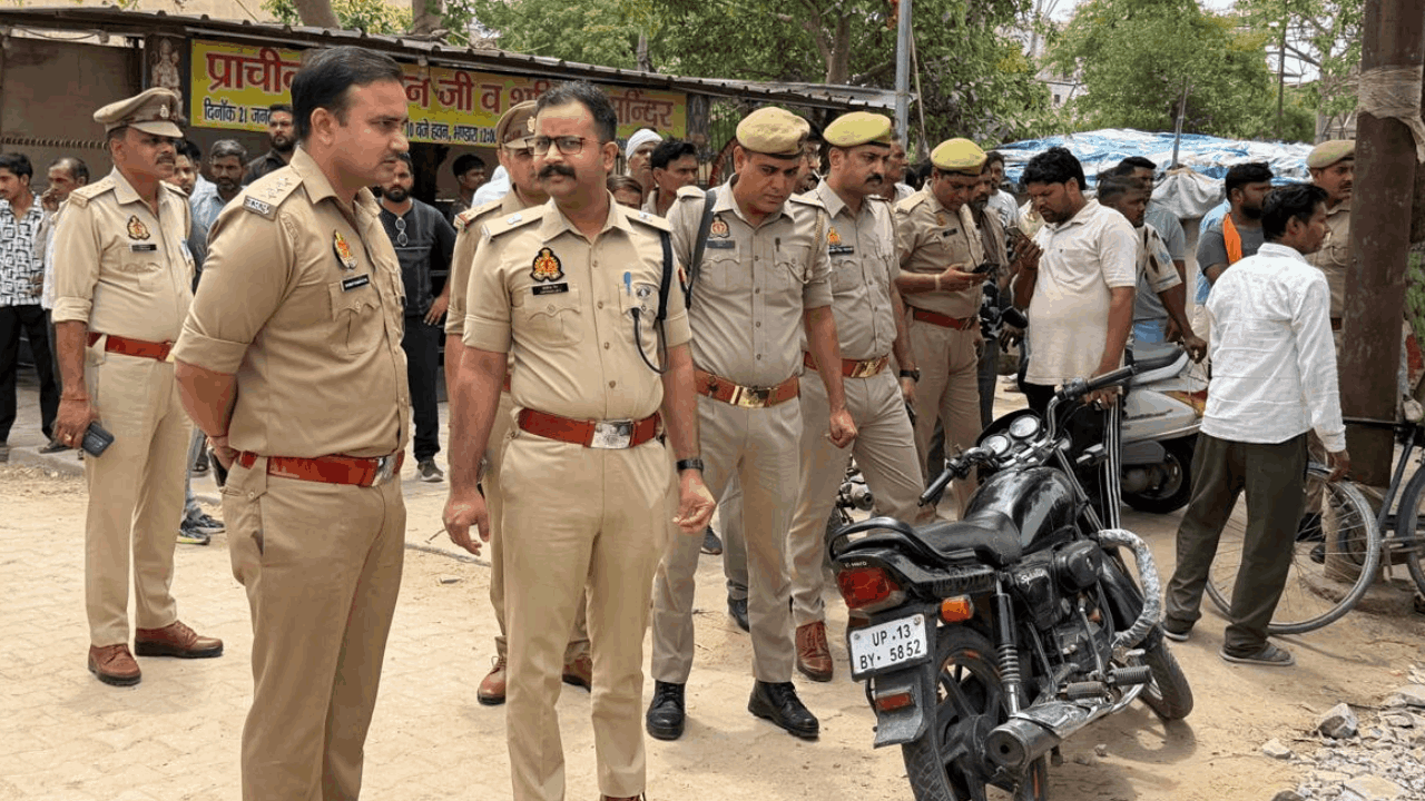 भारी पुलिस बल तैनात