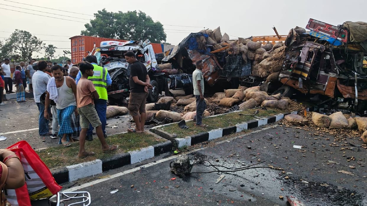 Bihar accident One driver dead and three critically injured after horrific two-truck crash on NH-27