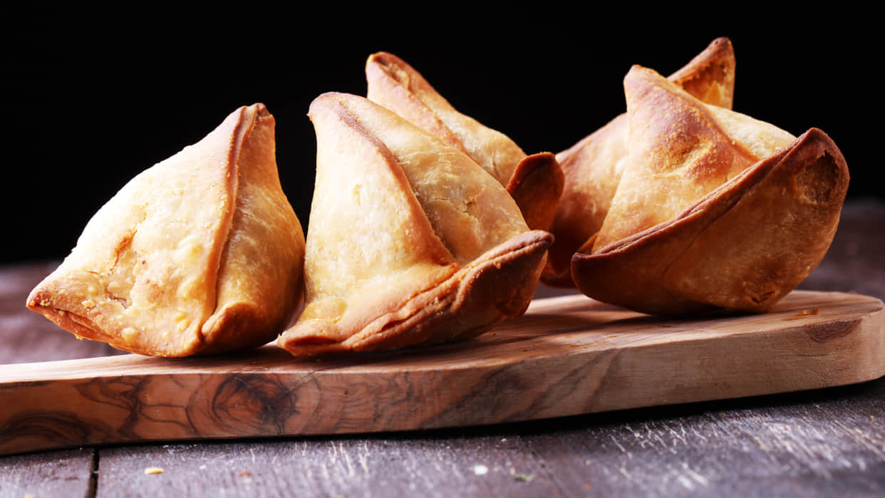 Man seen brushing colour onto samosa real or fake internet confused video goes viral