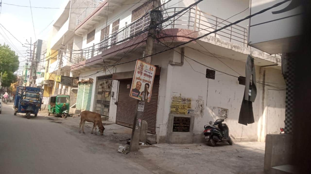 बड़ागांव गेट के पास जमीन की ओर झुकी हुई केबल।