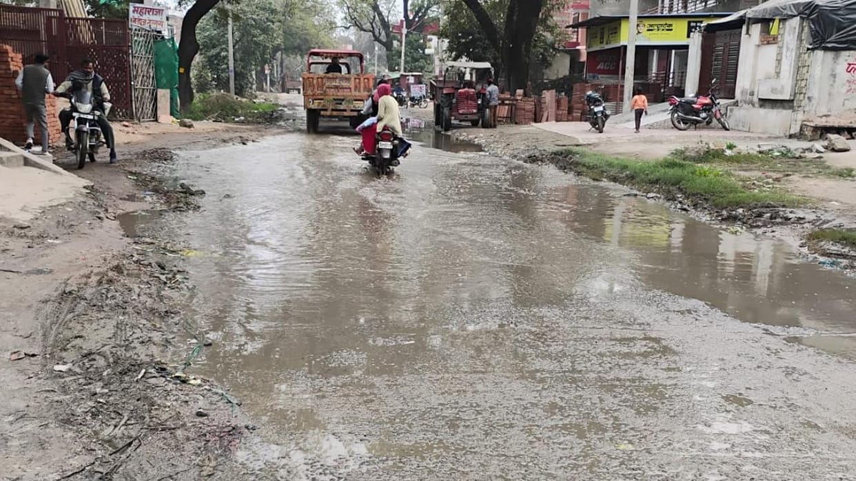 Jhansi: There is no drainage system on this road in the Chirgaon area