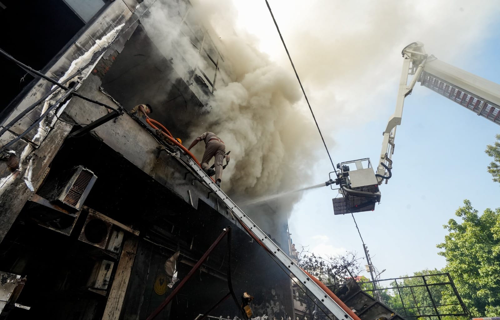 mother scream pierced louder than siren 15 homes extinguished in Lucknow