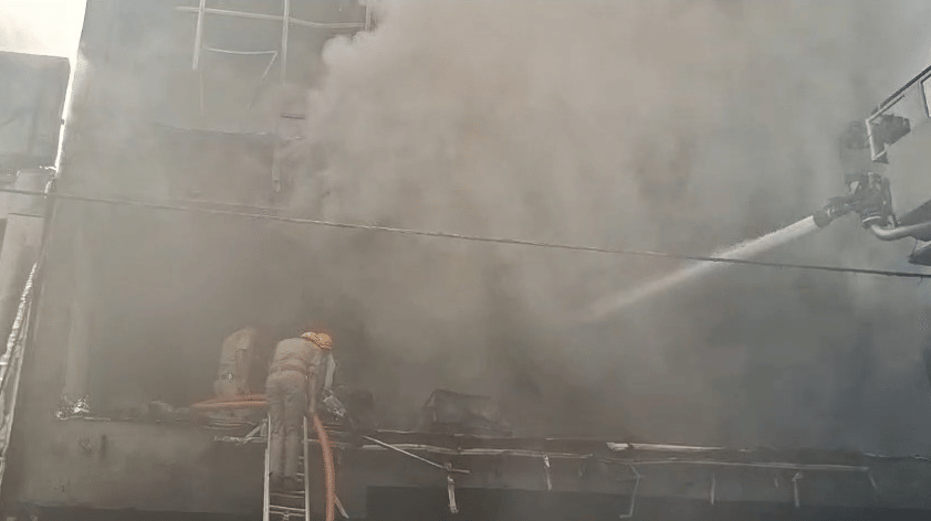 Fire broke out in a coaching center in Aliganj Lucknow.