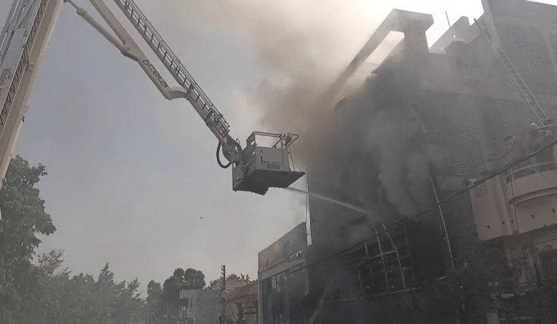 Fire broke out in a coaching center in Aliganj Lucknow.