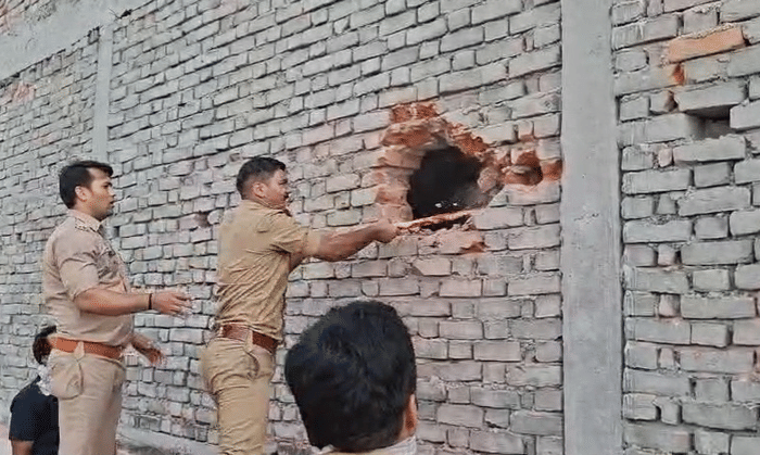 Fire broke out in a coaching center in Aliganj Lucknow.