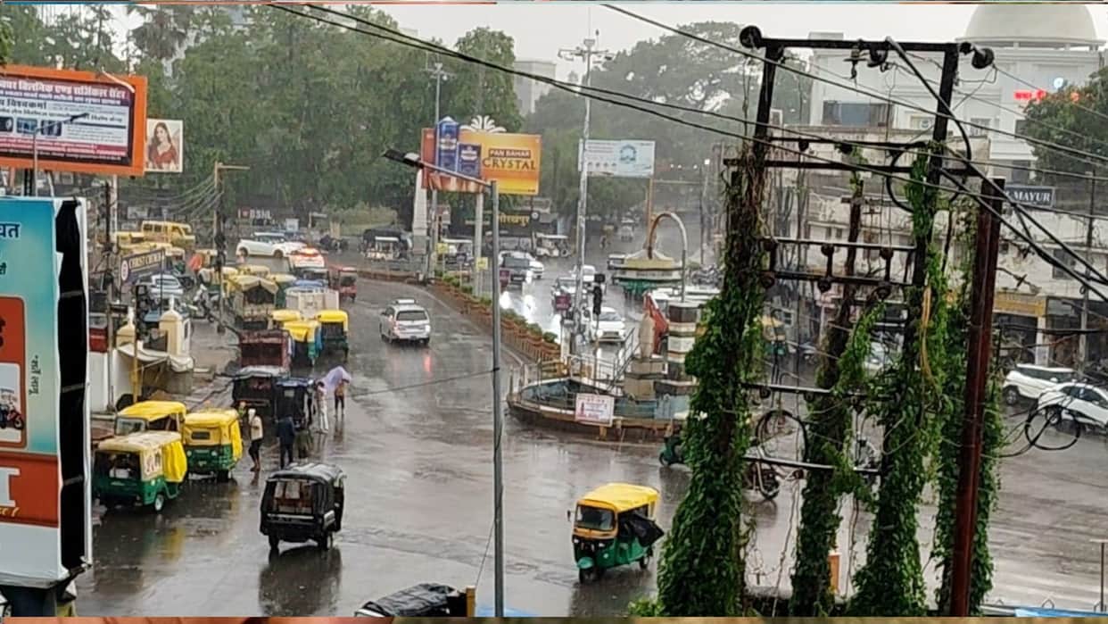 Rain makes the weather pleasant in Gorakhpur; people get relief from the heat.