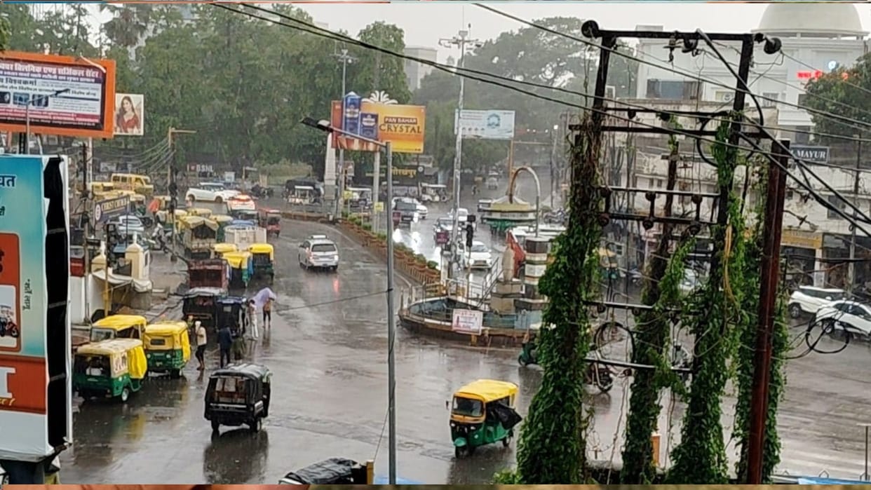 Rain makes the weather pleasant in Gorakhpur; people get relief from the heat.