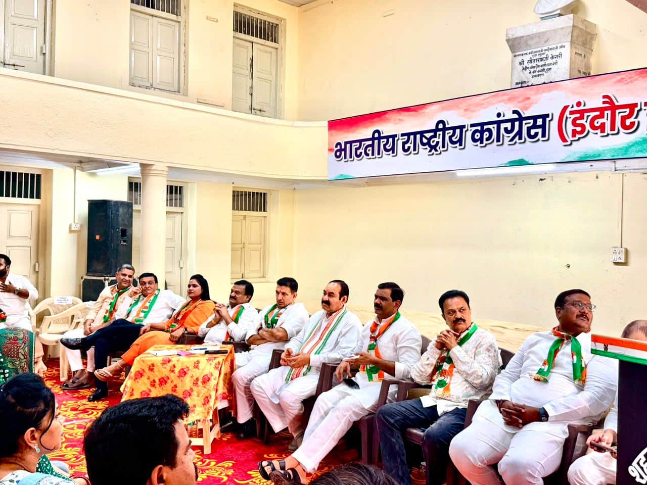 गांधी भवन में कांग्रेस की बैठक।