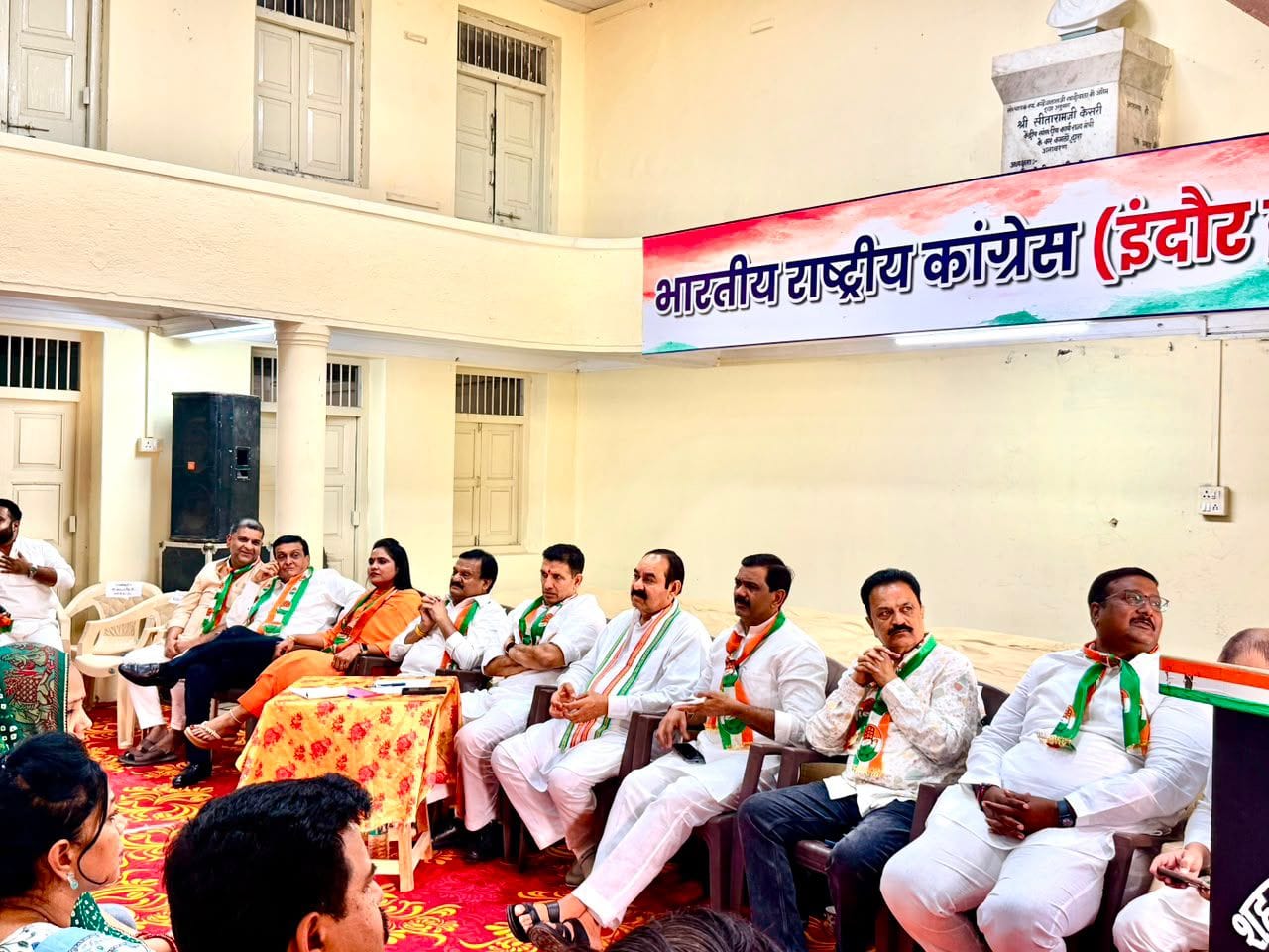 गांधी भवन में कांग्रेस की बैठक।