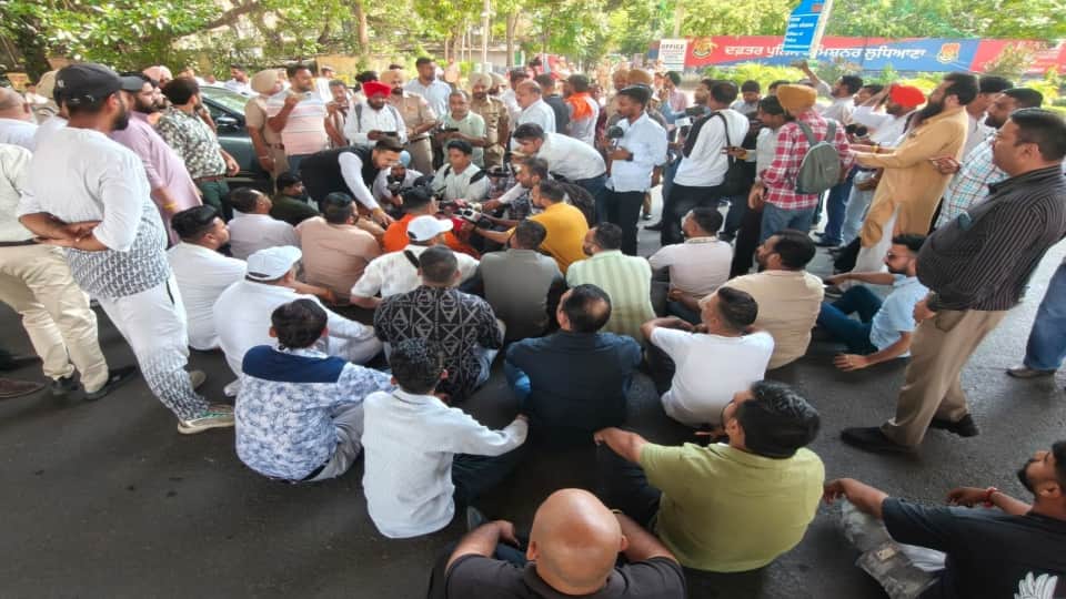 Attack on Shiv Sena leader Rajiv Tandon car in Ludhiana
