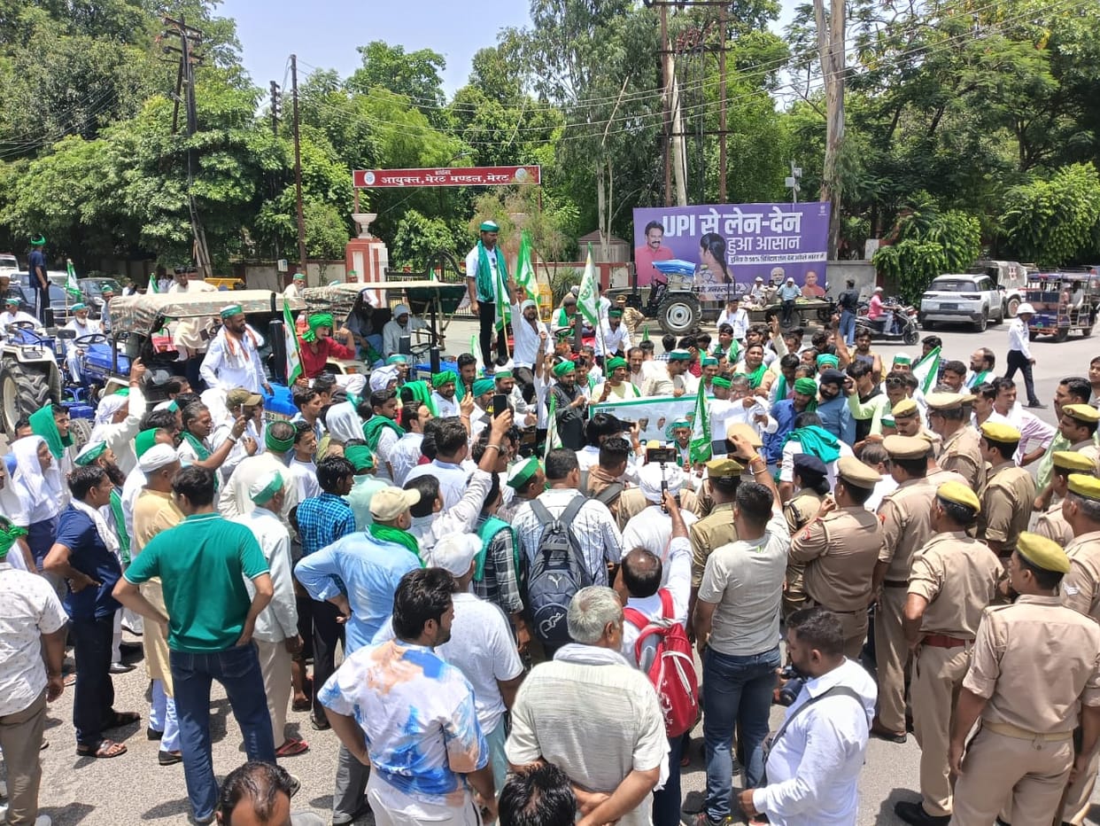 Farmers Stopped from Marching to DM Office, Sit on Protest at Commissioner Chowk, Warn of Bigger Agitation