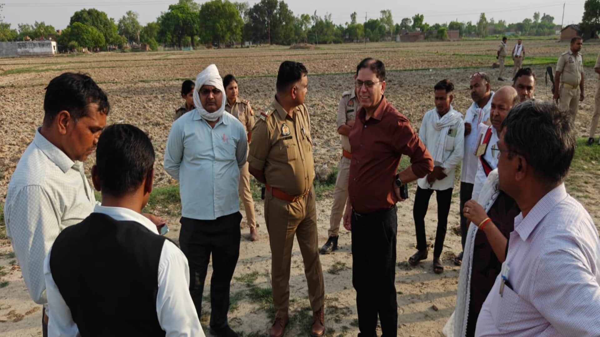 करछना के गधियांव में मारपीट के बाद पहुंची पुलिस।