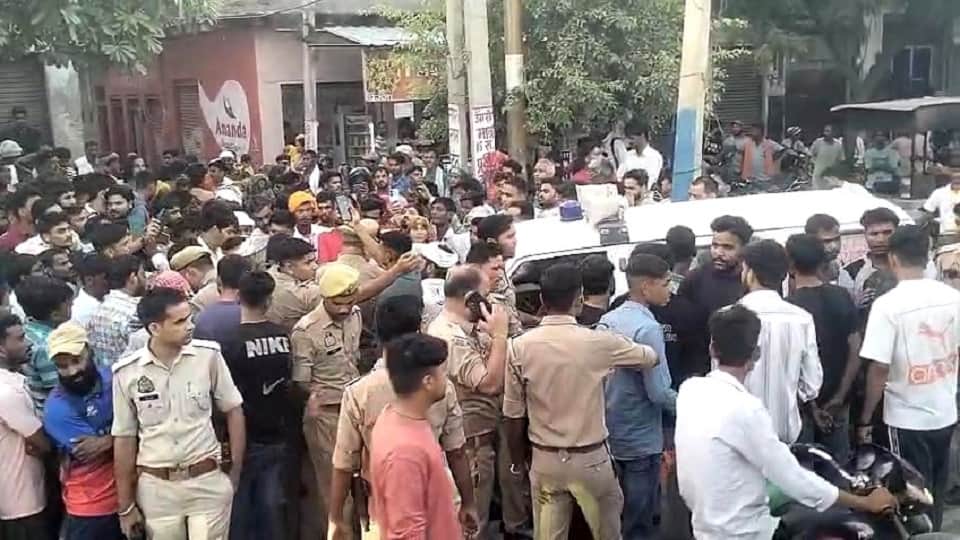 Angered by woman death at hospital her relatives blocked road
