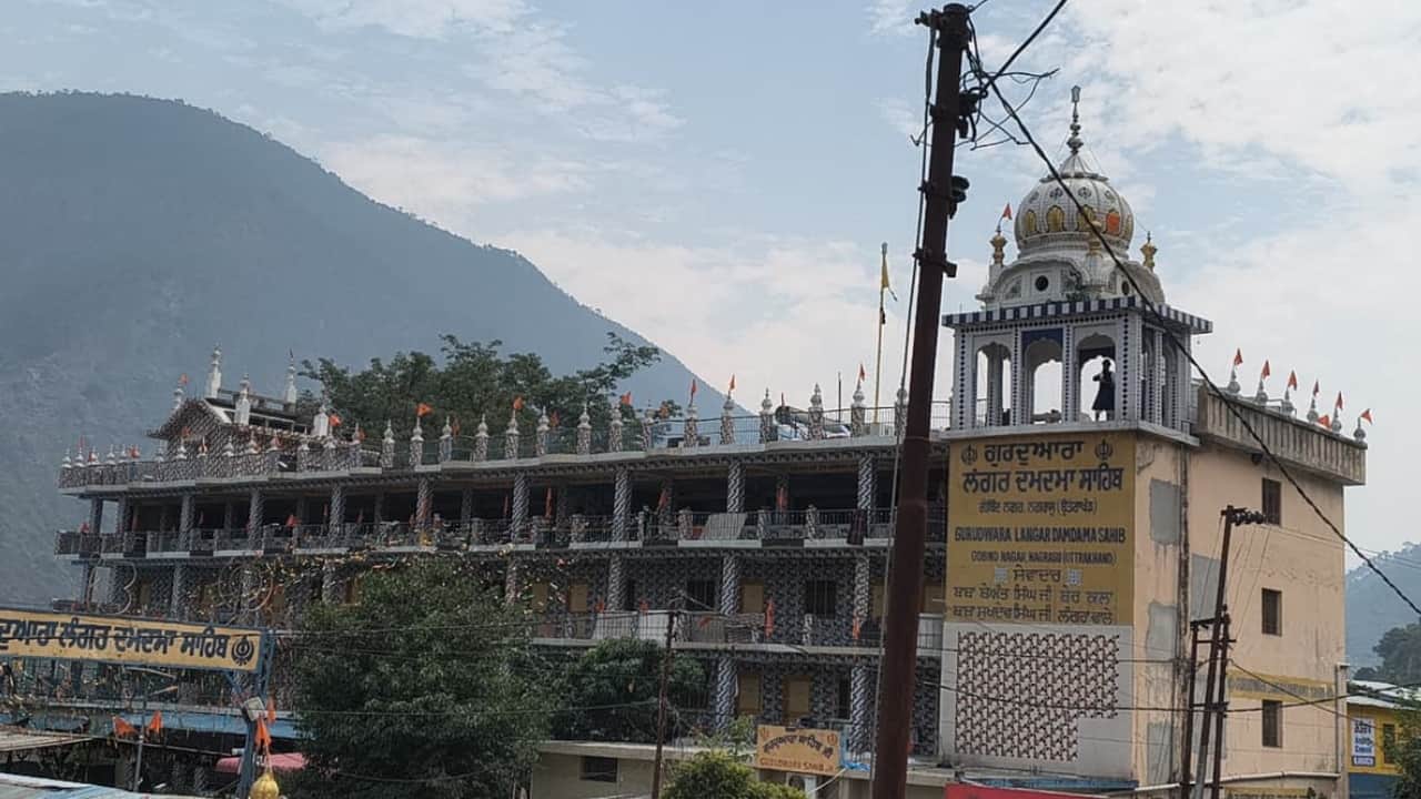 Nagarasu Gurdwara Dispute Pilgrims Arrive for Hemkund Sahib Yatra Tensions Erupt Later Nihangs rudraprayag