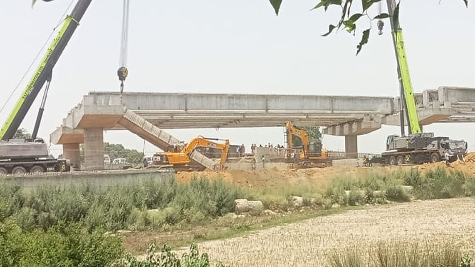 Hardoi: Beam falls while being placed on a bridge pillar under construction on NH-731; two injured