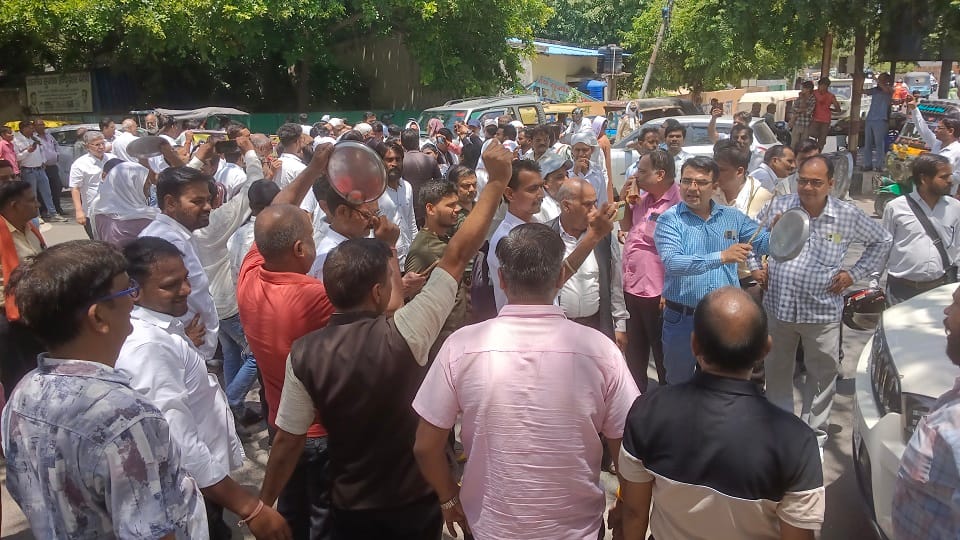 Lawyers blocked road while banging plates in protest against e-registry
