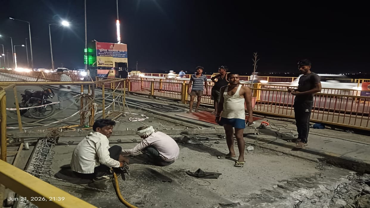Shastri Bridge Prayagraj: Expansion joint filled after cutting Pillar No. 26; gap between the two pillar