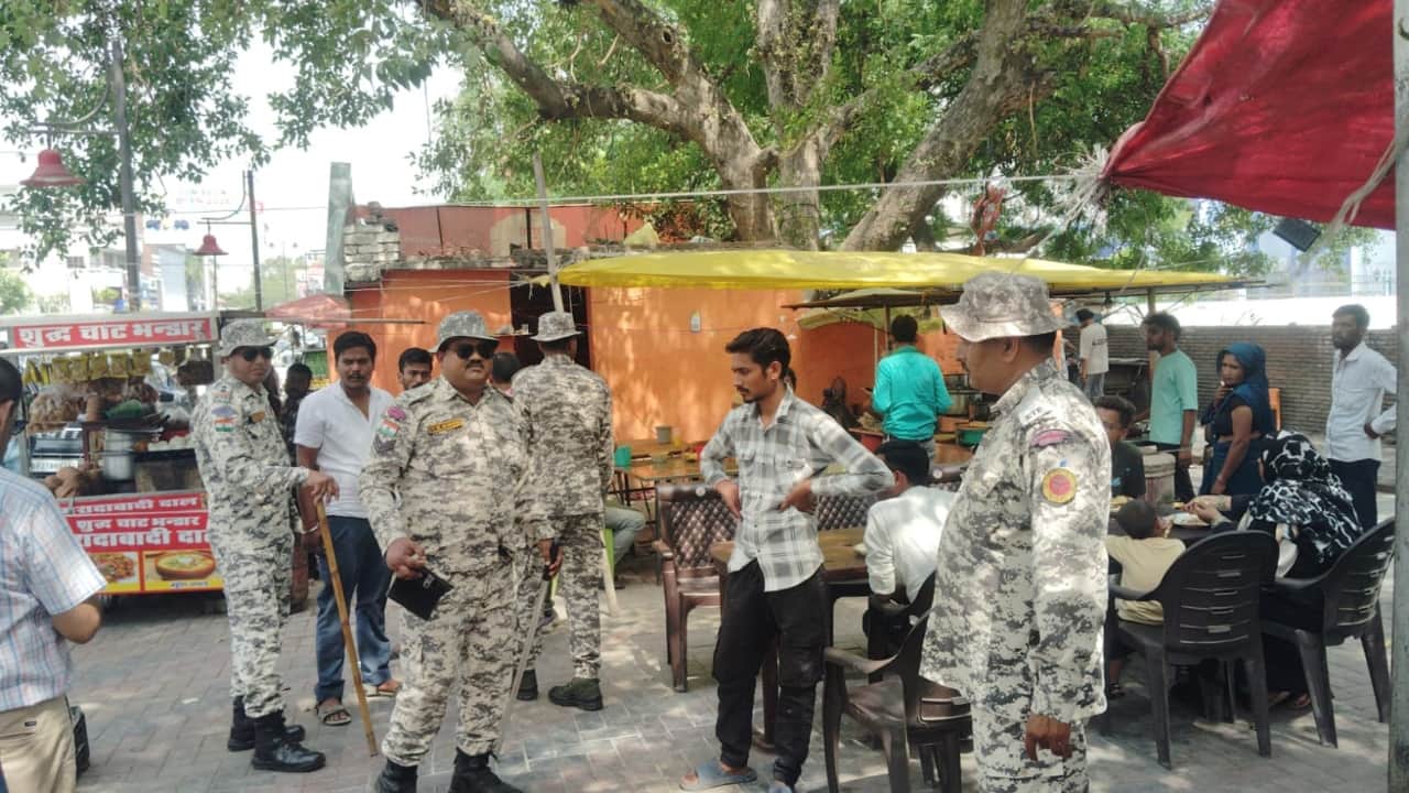 कार्रवाई के दौरान तैनात रहे नगर निगम के सुरक्षा कर्मी।
