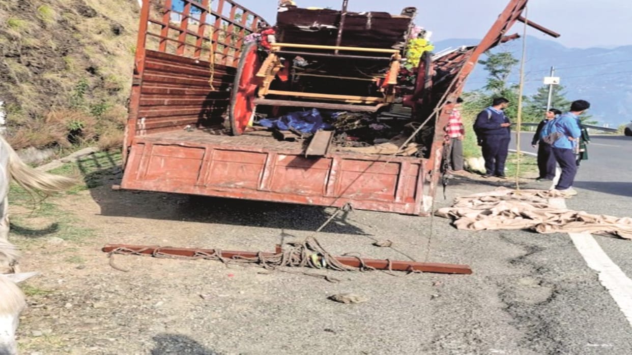 shimla: Truck accident on Theog-Hatkoti road; one dead, 23 injured.