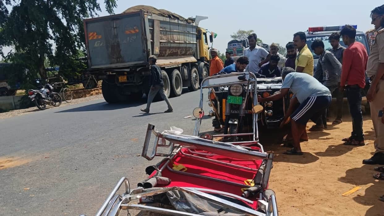 E-rickshaw passenger killed and wife injured in collision with sleeper bus in Budaun