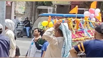 arthi stopped outside Mokshadham