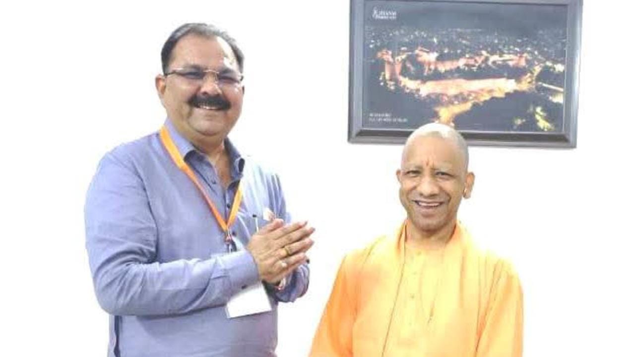 सर्किट हाउस में सीएम से मिलते विधायक रवि।