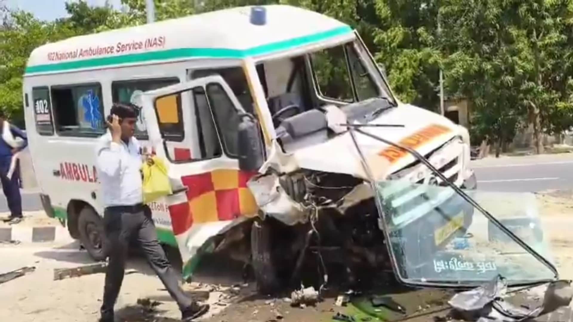 सरसवां में हादसे के बाद क्षतिग्रस्त एंबुलेंस।