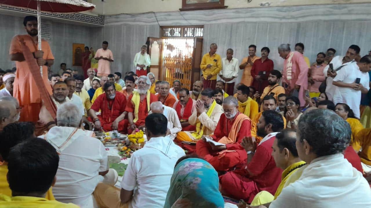 स्वामी जी महाराज की होती पूजा।