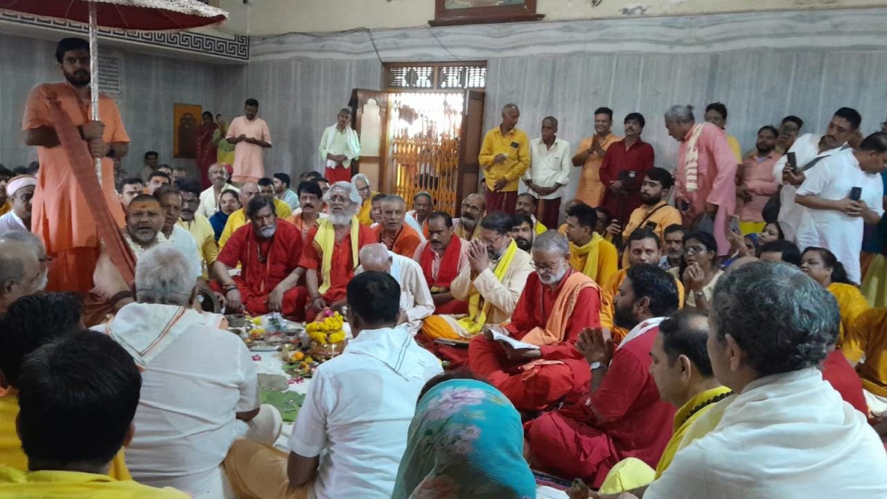 स्वामी जी महाराज की होती पूजा।