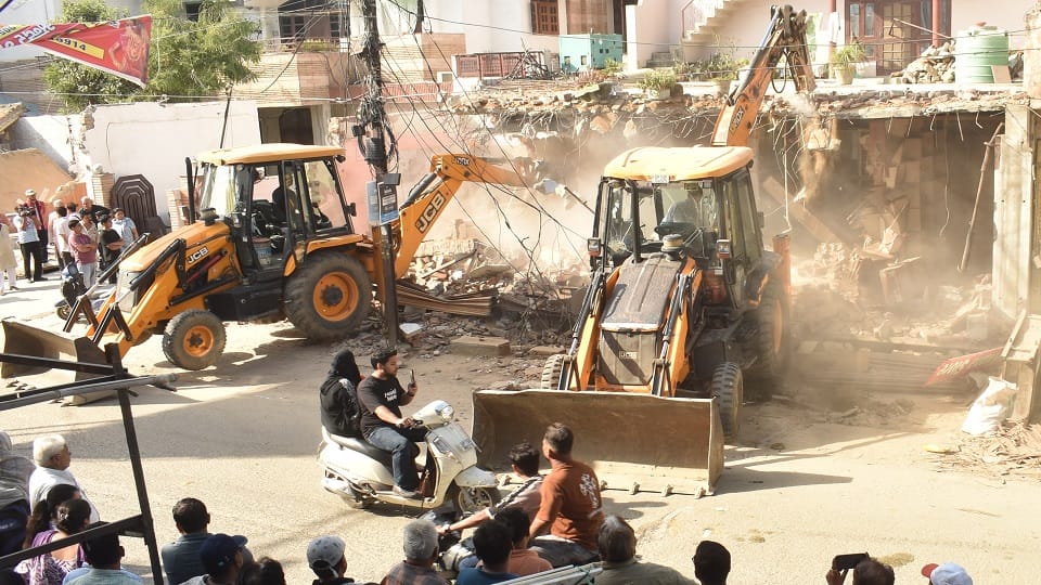 Shastrinagar Central Market: JCBs kept operating amidst an outcry; people said politicians had betrayed them.