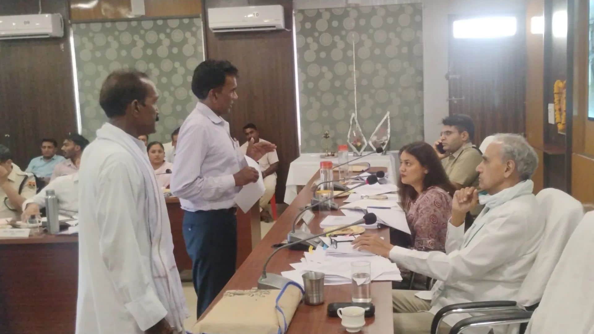 दिशा बैठक में सांसद हरीशचंद्र मीना और जिला कलेक्टर टीना डाबी
