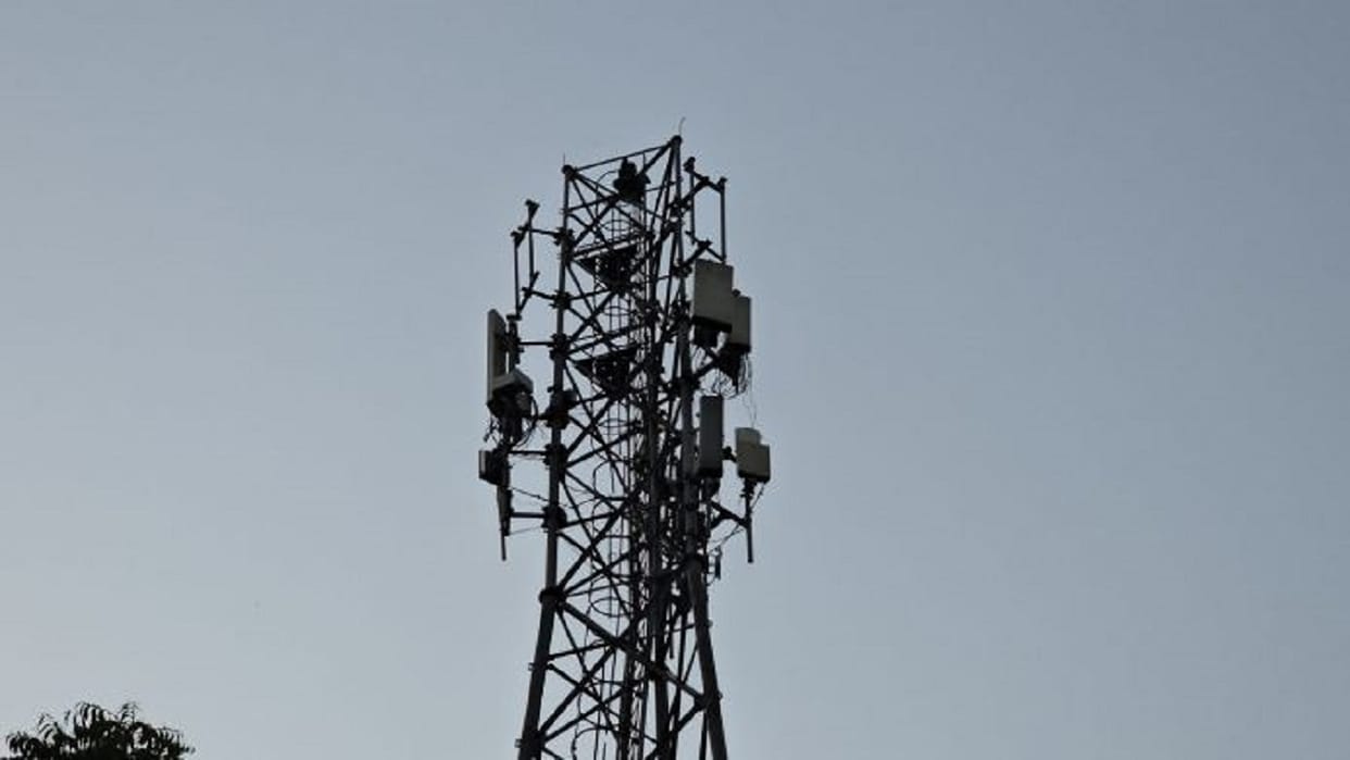 man refuses marriage girl climbs mobile tower in lakhimpur kheri
