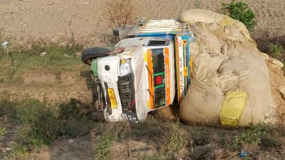 husband wife killed as bike collides with pickup truck in Shahjahanpur