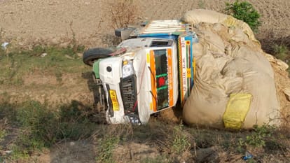 husband wife killed as bike collides with pickup truck in Shahjahanpur
