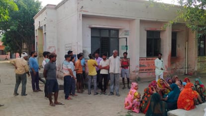 husband wife killed as bike collides with pickup truck in Shahjahanpur